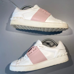 Valentino Skor - Hej! Säljer nu mina skor från märket Valentino, storlek 41 bra skick, givetvis äkta. Tveka inte på att höra av dig om du har frågor eller funderingar kring skorna! 