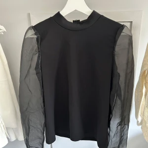 Blus från pieces  - Em lite finare topp med volang ärmar🖤