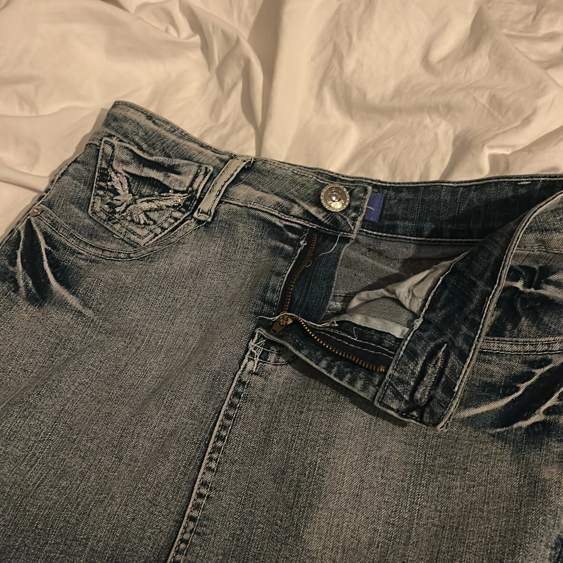 Ljusblå jeanskjol med broderad örn från EDI Fashion - 3