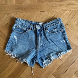 Jeansshorts - Snygga, sköna jeansshorts från Gina Tricot med medelhög midja💙 150 kr + frakt