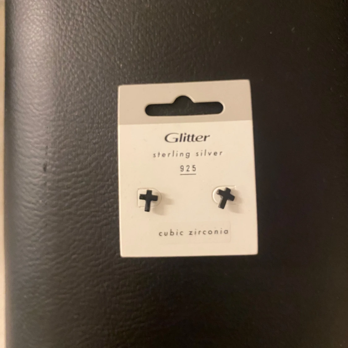 Svarta korsformade örhängen från Glitter