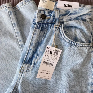 Ljusblå jeans  - Snygga helt oanvända ljusblå jeans från stradivarius. Storlek 36