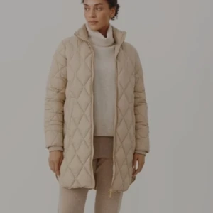 Helt ny Part two OlilasPW OTW lättviktsjacka / kappa vårjacka vårkappa st 40 - PASSA PÅ! Superfin och praktisk lättviktsjacka från Part Two- den perfekta vårjackan lätt vadderad! HELT NY med lappar!Ord pris 1600:- Storleken är 38 men mer en 40. Färgen är oatmeal. Quiltad lättviktsjacka för säsongens alla väder En elegant och funktionell quiltad jacka.. Denna lättviktsjacka har en hög krage och dragkedja framtill, vilket ger extra skydd mot vind och kyla. Med två praktiska fickor och sprund nedtill i sidorna kombinerar den stil med funktionalitet. Tillverkad av 100% pol