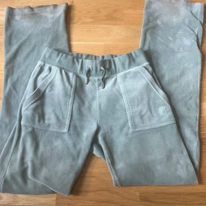 Ljus grön mjukisbyxor från Juicy Couture - Hej jag säljer mina ljusgröna juicy byxor då dom är lite för korta för mig jag är runt 160cm, dom är använda men är inte sönder någonstans dom är dock lite smutsiga längst ner som inte går bort i tvätten.