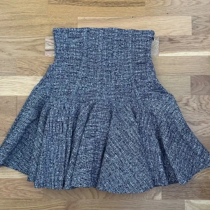 Svartvit kjol från Guess - Snygg svartvit kjol från Guess med ett stilrent mönster. Kjolen har en volangdetalj och en dragkedja baktill för enkel påklädning. Perfekt för att ge din outfit en chic touch. Blev använd en kväll till en ny års fest