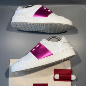 Valentino Skor - Hej! Säljer nu mina skor från märket Valentino, storlek 40, väldigt bra skick, givetvis äkta. Tveka inte på att höra av dig om du har frågor eller funderingar kring skorna! 