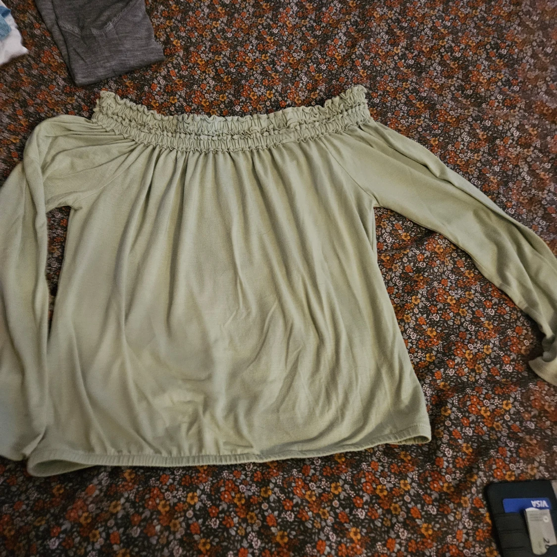 Grön off-shoulder topp från Bik Bok - 2