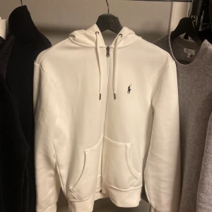 Vit Ralph Lauren hoodie  - Säljer denna Vit Ralph Lauren hoodie eftersom den är för liten för mig och kommer inte till användning. Den är självklart äkta och är köpt från zalando och digital kvitto finns. Den är perfekt för som letar efter en Ralph Lauren hoodie. ❗️priset går att diskutera❗️