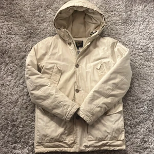 Woolrich jacka - Säljer denna snygga woolrich jackan i dåligt skick därav det låga priset (fler defekter än på bilderna). Jackan är i storlek 14 som motsvarar ungefär M. Bara att skriva över frågor och funderingar, pris kan diskuteras.