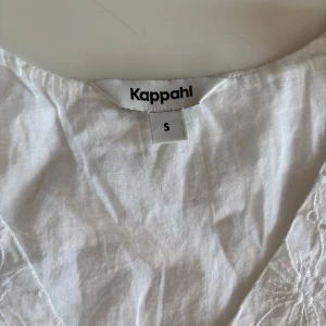 Vit broderad linnetopp från Kappahl - Säljer en vit ärmlös linnetopp från Kappahl med v-ringning och vackra broderade detaljer! Verkligen superfin!🤍🤍