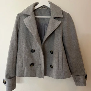 Grå kappa med knappar - Snygg grå kappa med knappar💕pris kan diskuteras 