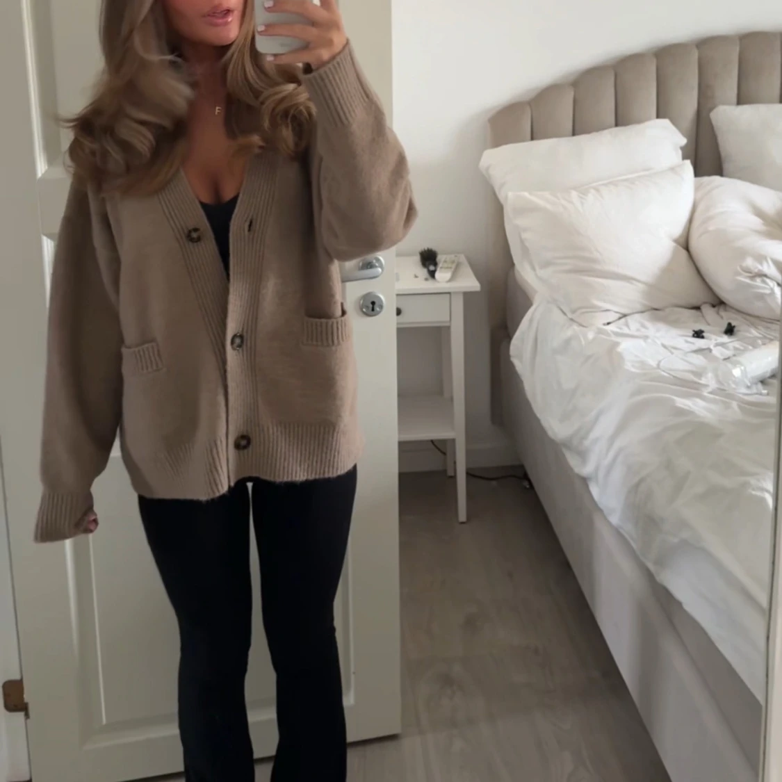 Beige kofta med knappar