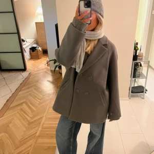 Grå kappa från NA-KD - Slutsåld kappa från Moa Mattson X NAKD i storlek 36 🩶 perfekt att ha blazer under pågrund av modellen! Super snygg till våren 