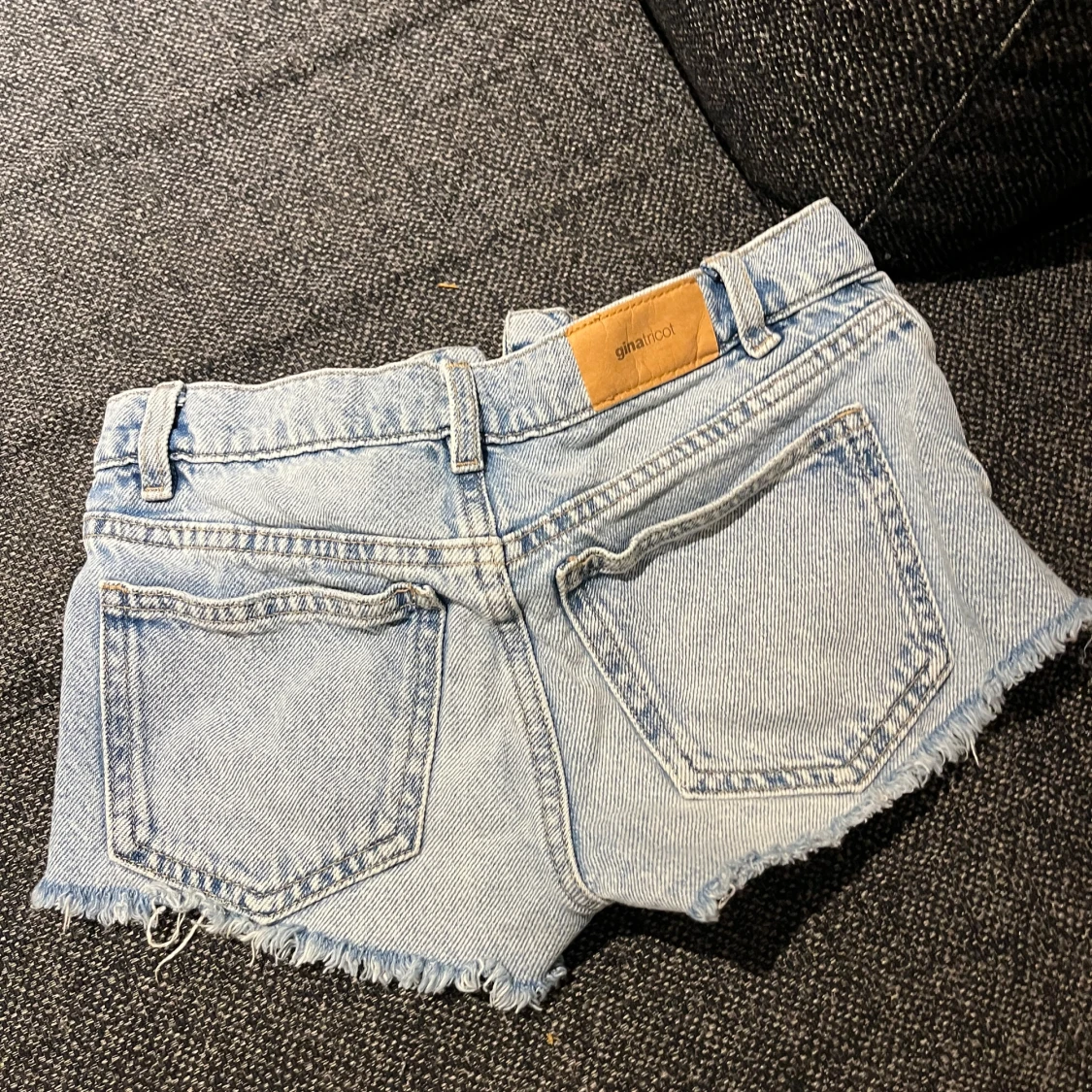 Ljusblå jeansshorts från Gina Tricot - 2