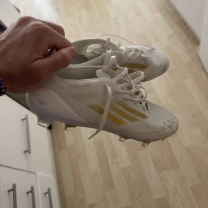 Adidas fotbollsskor - Vita fotbollsskor från Adidas. Använda ett par gånger men säljs nu för att de inte passade. Liten defekt finns, vänster fram, bild kan skickas vid intresse. Köpta för 1800kr pà Unisport.