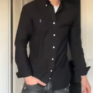Svart Ralph Lauren skjorta - Tja! Säljer nu min svarta ralph lauren skjorta i storlek M! Classic fit men är mer slimfit, pris är diskuterbart!