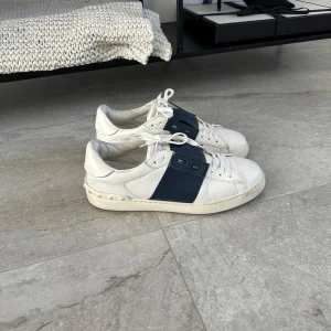 Valentino open - |Säljer nu dessa Valentino open i storlek 42 som passar 43|Skorna är i bra skick och helhetsintrycket är bra|Vid eventuella frågor är du välkommen att kontakta oss|