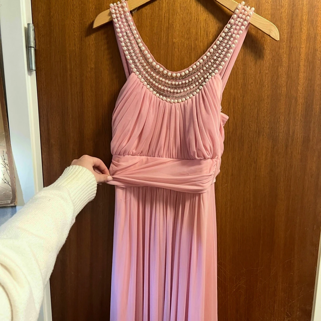 Långklänning i rosapink med pärldetaljer från Tiffany - 4