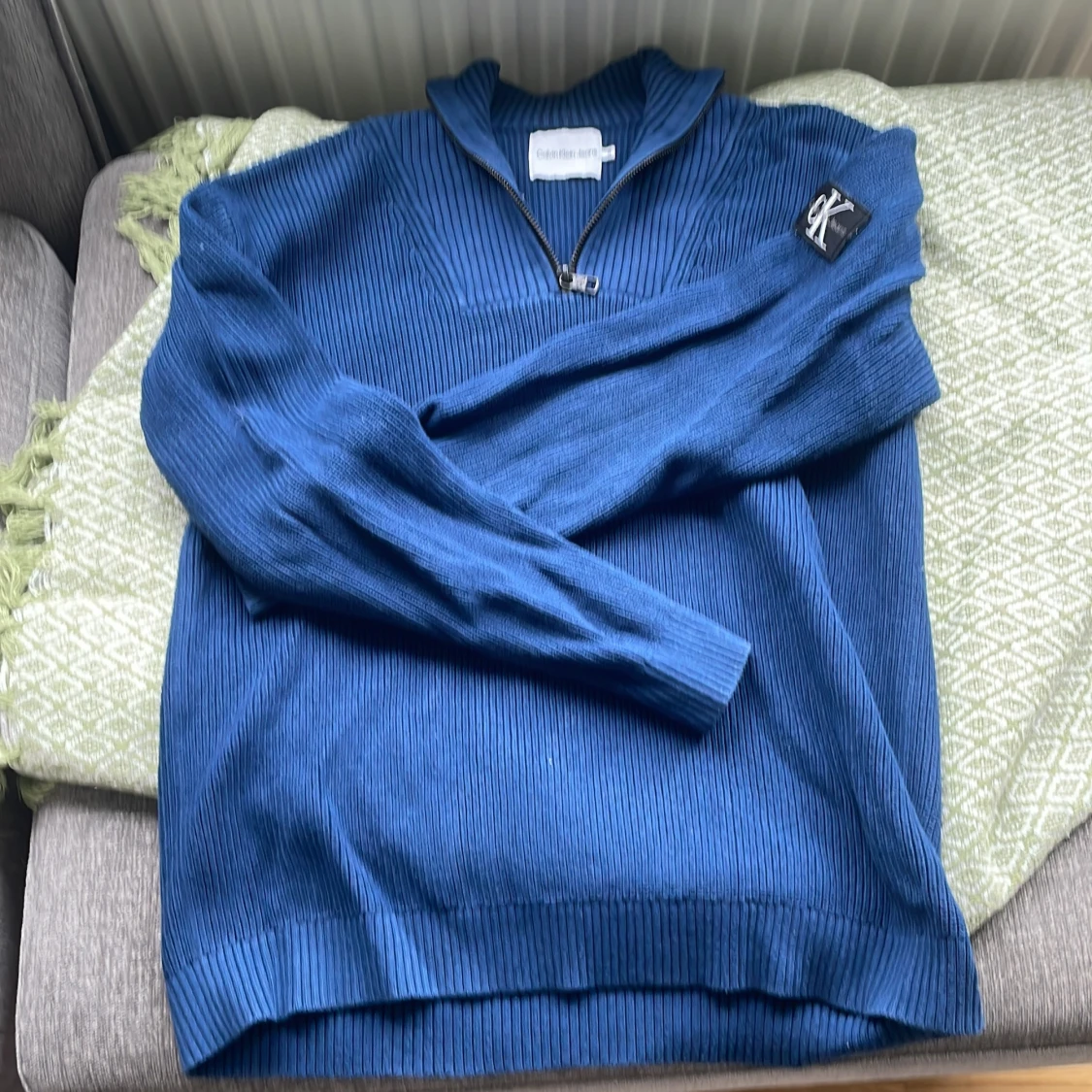 Blå stickad half zip från Calvin Klein