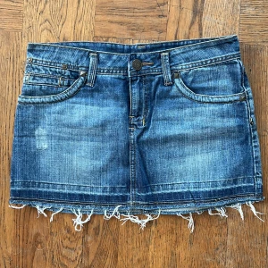 Blå jeanskjol  - Säljer denna så fina jeanskjol som är perfekt nu under sommaren!!🥰