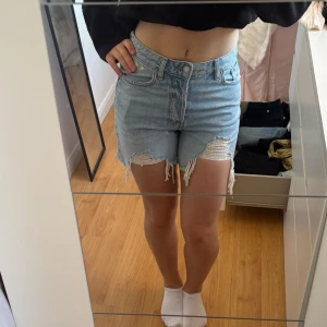 jeansshorts - Supersnygga shorts från h&m, lappen sitter kvar💕💕 perfekt till sommaren!