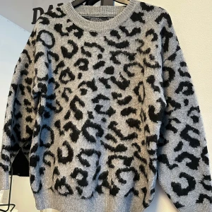 Grå leopardmönstrad stickad tröja - Supermjuk, använt bara en gång