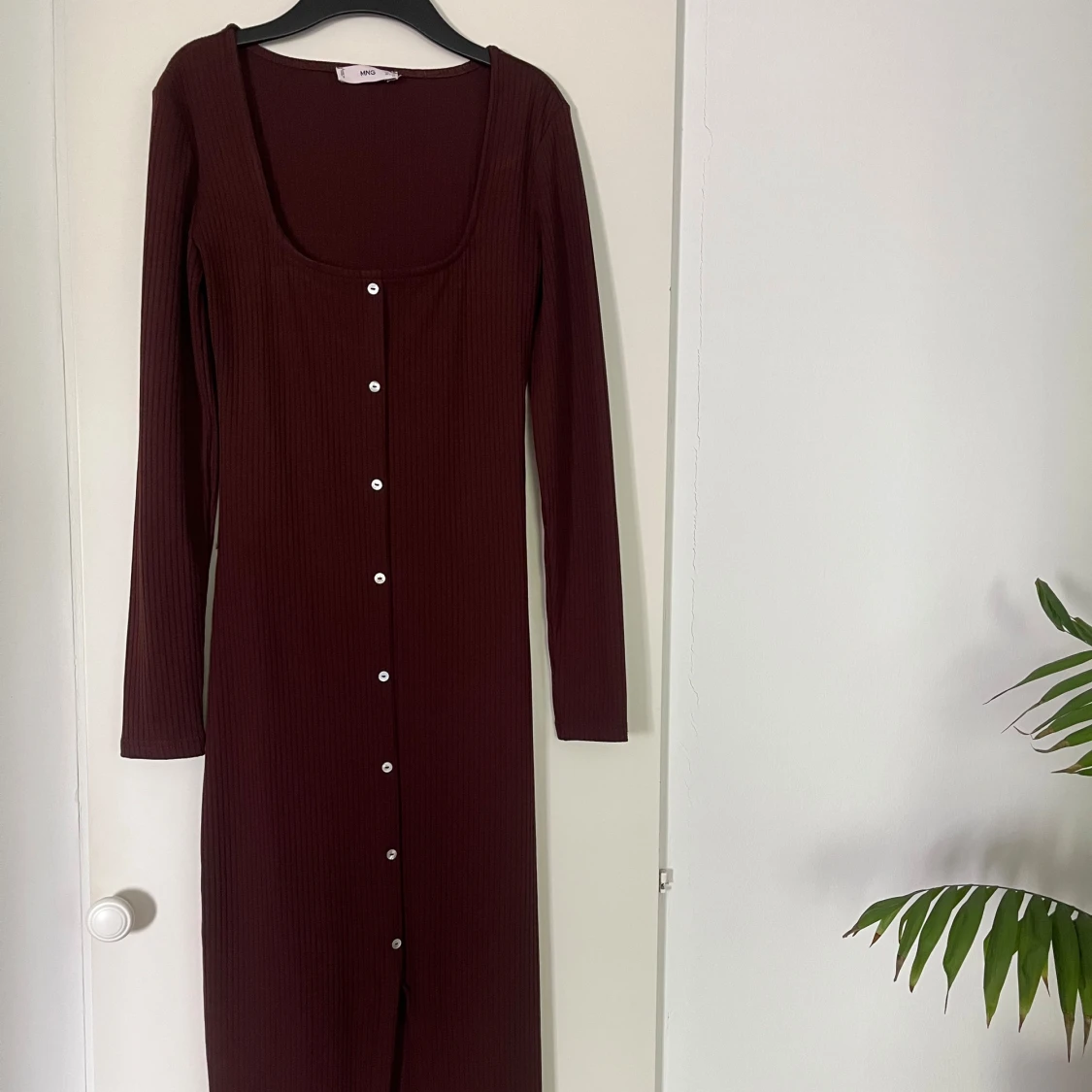 Vinröd/brun ribbad långklänning från MNG - 1