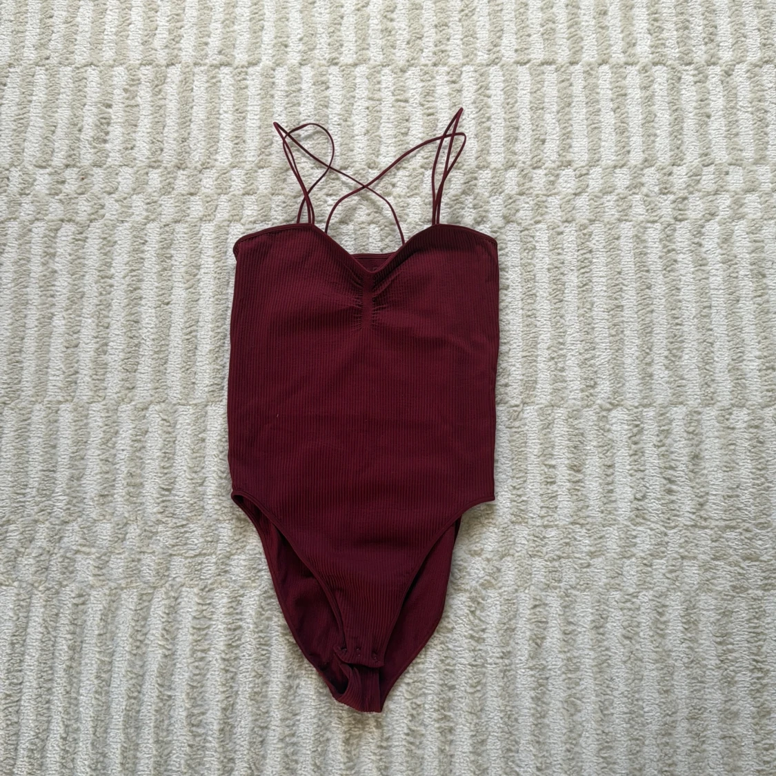 Vinröd ribbad body från ONLY