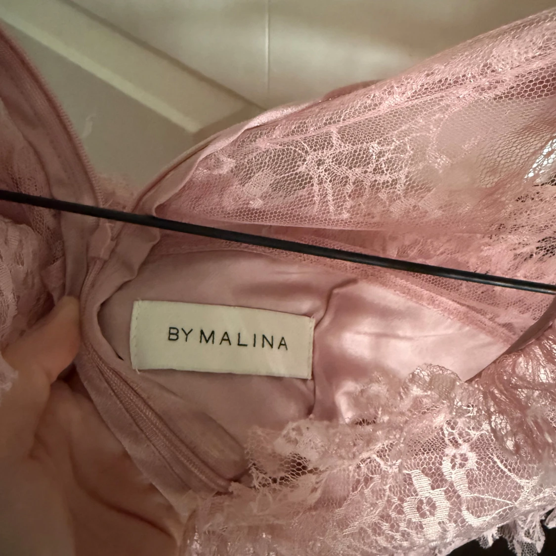 Rosa spetsklänning från By Malina - 1