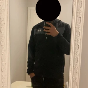Under armour jacka  - jacka till våren eller hösten en vindjacka som är i storlek medium.