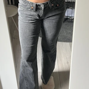 Levi's grå bootcut jeans Noughties - Snygga grå Levi's Noughties Bootcut jeans med klassiska fem fickor ( en liten ficka i fickan fram ) och coola detaljer på bakfickorna. Jeansen har bootcut passform och låg midja, tillverkade i mjukt denimtyg. Perfekta för dig som gillar en retro vibe. 