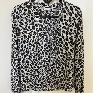 Leopardmöstrad blus med knyt från Vila - Strl 34