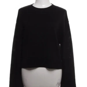 Svart stickad tröja  - Enkel svart stickad tröja från hm i storlek XS. Tröjan har rund halsringning, långa ärmar och en rak, något croppad passform. Perfekt att matcha med jeans eller kjol för en clean look.