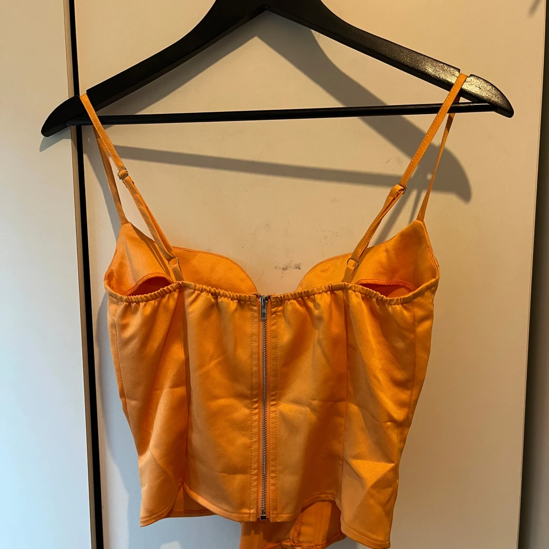 Orange satin korsettopp med snörning - 1