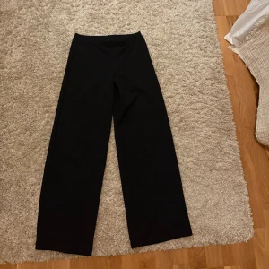 Kostymbyxor  - Svarta kostymbyxor från Kappahl, sparsamt använda och är i bra skick. Storlek 158