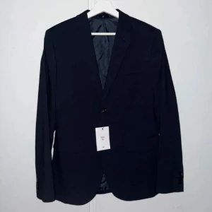 Mörkblå kavaj -  Nypris 499kr. 