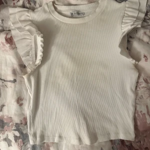 Vit ribbad topp med volangärmar - Supersöt vit ribbad topp från Zara i storlek M🤍