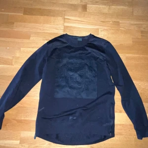 Svart Kenzo sweatshirt - Svart sweatshirt från Kenzo med ikoniskt tigerbroderi framtill. Tröjan har rund hals, långa ärmar och är tillverkad i en mjuk bomulls- och polyestermix. Perfekt för dig som vill ha en stilren men ändå statement look.