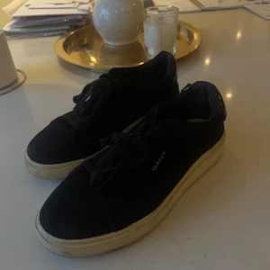 Svarta sneakers från Gant - Säljer dessa GANT skor som är använda några gånger. Dem har en slitning på ena skon och äe lite smutsiga på sulan men annars är dom i bra skick.  Storlek 39-40. OBS pris kan diskuteras vid snabb affär