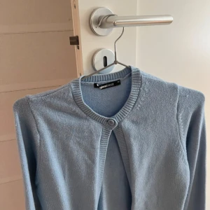 one button knit cardigan  - En blå kofta från Gina, knappt använd! Normal i storlek och den är super bekväm💞