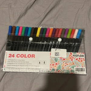24 pennor - Färgpennor med 24 unika nyanser, perfekta för dig som älskar att rita, måla eller skriva snyggt. Pennorna har både flexibel penselspets och tunn fineliner, vattenbaserade och luktfria. Passar för illustration, design, calligraphy och animation.