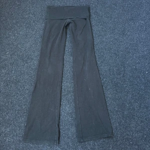 Lowrise Fold over Yoga pants - Använt skick, de har några hål och lite nedtrampade annars inget fel på dem😇 85,5cm innerben💓