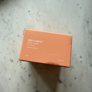 CAIA Red Carpet Face Mask 50 ml - Red Carpet Face Mask från CAIA. Masken ingår i glow-serien och innehåller vitamin E och jojobaolja. Perfekt för dig som vill boosta huden med extra lyster. 50 ml. Hlet obruten förpackning, (fått som gåva, vill inte ha själv)