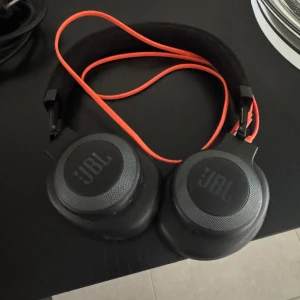 Jbl hörlurar - Säljer mina jbl hörlurar som är använt fåtal gånger 