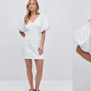 Vit klänning  - Supersnygg vit klänning i storlek 38, använd en gång så super fint skick💕 Egna bilder kan skickas vid intresse!!