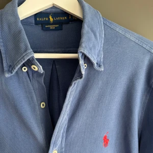 Ralph lauren skjorta - - Mycket fint skick, inga defekter. Nypris ca 2000kr. Storlek S slim fit, passar sig som är 178-188cm ungefär. Skriv för mer information!🤝