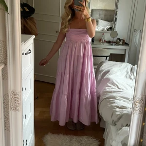 Ljusrosa långklänning med volanger - Supersöt långklänning i ljusrosa från Zara💞stolek M men passar även mig som i vanliga falla bär xs-s💖