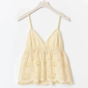 Gul topp - Jättefin topp från Gina, säljer då den inte passar mig tyvärr. Helt ny med prislapp!