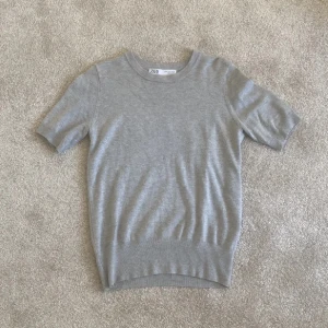 Grå stickad kortärmad tröja Zara - Säljer denna super snygga tröja från Zara💕 den har inga defekter eller liknande💕 skriv för egna bilder💕