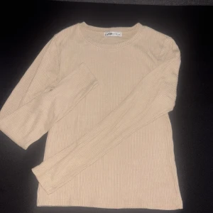 Beige ribbad tröja 🐻 - 💗En skön och simpel beige ribbad långärmad tröja. Säljer pga garderobsrensning. ~ pris kan diskuteras! 